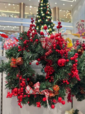 Sezonun selamlama sahnesi. Noel süslemeleri, balolar, kır yıldızları, kutsal meyveler, buzlu ladin dalları yeşil arka planda konfeti, mesajlar ve tanıtım için mükemmel. metin alanı kavramı
