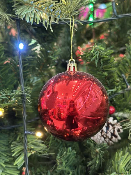 Sezonun selamlama sahnesi. Noel süslemeleri, balolar, kır yıldızları, kutsal meyveler, buzlu ladin dalları yeşil arka planda konfeti, mesajlar ve tanıtım için mükemmel. metin alanı kavramı