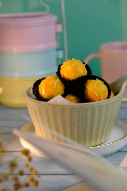 Kutlama sırasında popüler kurabiyeler ya da çikolata parçacıkları, ananaslı turta ve modern kurabiyeler adı verilen beyaz izole arka planda bayram.