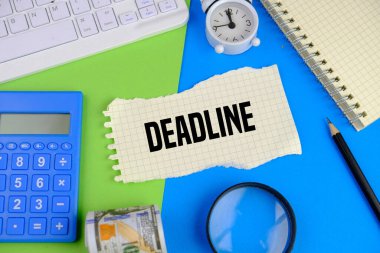 Klavye, alarm saati, banknot ve kitap mavi ve yeşil arka plan üzerine son tarih