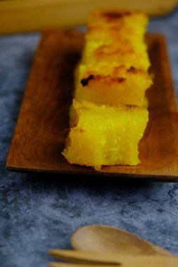 Fırında makarna pudingi Bingka Ubi Kayu olarak da bilinir..