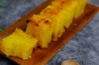 Fırında makarna pudingi Bingka Ubi Kayu olarak da bilinir..