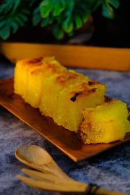 Fırında makarna pudingi Bingka Ubi Kayu olarak da bilinir..