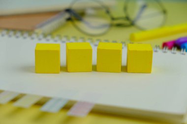 Metin uzayı kavramının şablonu olmayan tahta blok. iş konsepti, sarı arkaplan