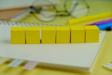 Metin uzayı kavramının şablonu olmayan tahta blok. iş konsepti, sarı arkaplan