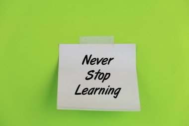 Şablon ve ofis araçlarıyla dolu boş bir kağıt. İçinde 