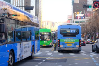 Seul, Güney Kore - 2 Ocak 2026: Akşamları Seul 'de manzara. Trafik ve köprüye bir şehir konsepti gözüyle bakmak.