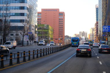 Seul, Güney Kore - 2 Ocak 2026: Akşamları Seul 'de manzara. Trafik ve köprüye bir şehir konsepti gözüyle bakmak.