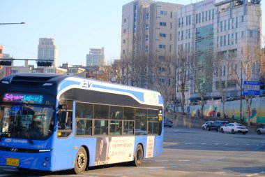 Seul, Güney Kore - 2 Ocak 2026: Akşamları Seul 'de manzara. Trafik ve köprüye bir şehir konsepti gözüyle bakmak.