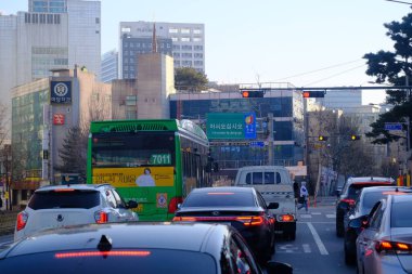 Seul, Güney Kore - 2 Ocak 2026: Akşamları Seul 'de manzara. Trafik ve köprüye bir şehir konsepti gözüyle bakmak.