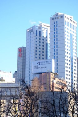 Seul, Güney Kore - 2 Ocak 2026: Akşamları Seul 'de manzara. Trafik ve köprüye bir şehir konsepti gözüyle bakmak.