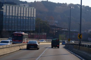Seul, Güney Kore - 2 Ocak 2026: Akşamları Seul 'de manzara. Trafik ve köprüye bir şehir konsepti gözüyle bakmak.