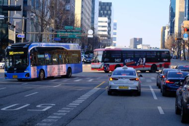 Seul, Güney Kore - 2 Ocak 2026: Akşamları Seul 'de manzara. Trafik ve köprüye bir şehir konsepti gözüyle bakmak.
