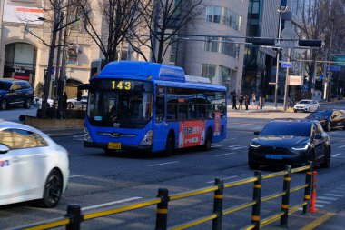 Seul, Güney Kore - 2 Ocak 2026: Akşamları Seul 'de manzara. Trafik ve köprüye bir şehir konsepti gözüyle bakmak.