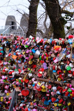 Seul, Güney Kore - 2 Ocak 2026: Akşamları Seul 'de manzara. Trafik ve köprüye bir şehir konsepti gözüyle bakmak.
