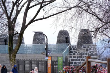 Seul, Güney Kore - 2 Ocak 2026: Akşamları Seul 'de manzara. Trafik ve köprüye bir şehir konsepti gözüyle bakmak.