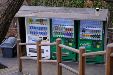 Seul, Güney Kore - 2 Ocak 2026: Akşamları Seul 'de manzara. Trafik ve köprüye bir şehir konsepti gözüyle bakmak.