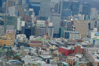 Seul, Güney Kore - 2 Ocak 2026: Akşamları Seul 'de manzara. Trafik ve köprüye bir şehir konsepti gözüyle bakmak.