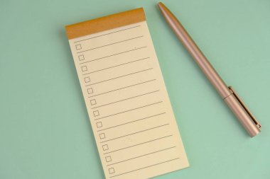 Yazı alanı kavramının şablonu olmayan şablonu ve ofis araçları olan boş bir kağıt. iş kavramı