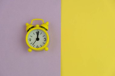 Yazı alanı kavramının şablonu olmayan şablonu ve ofis araçları olan boş bir kağıt. iş kavramı