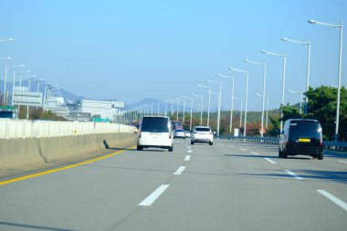 Seul, Güney Kore - 2 Ocak 2026: Akşamları Seul 'de manzara. Trafik ve köprüye bir şehir konsepti gözüyle bakmak.