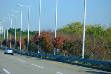 Seul, Güney Kore - 2 Ocak 2026: Akşamları Seul 'de manzara. Trafik ve köprüye bir şehir konsepti gözüyle bakmak.