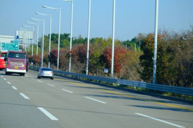 Seul, Güney Kore - 2 Ocak 2026: Akşamları Seul 'de manzara. Trafik ve köprüye bir şehir konsepti gözüyle bakmak.