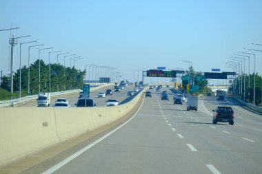 Seul, Güney Kore - 2 Ocak 2026: Akşamları Seul 'de manzara. Trafik ve köprüye bir şehir konsepti gözüyle bakmak.