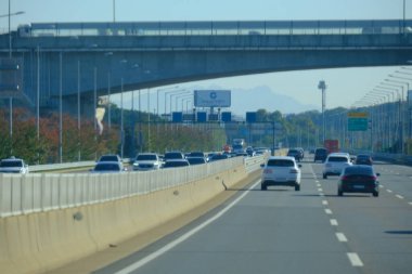 Seul, Güney Kore - 2 Ocak 2026: Akşamları Seul 'de manzara. Trafik ve köprüye bir şehir konsepti gözüyle bakmak.