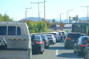 Seul, Güney Kore - 2 Ocak 2026: Akşamları Seul 'de manzara. Trafik ve köprüye bir şehir konsepti gözüyle bakmak.