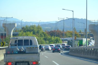 Seul, Güney Kore - 2 Ocak 2026: Akşamları Seul 'de manzara. Trafik ve köprüye bir şehir konsepti gözüyle bakmak.