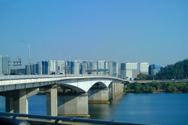 Seul, Güney Kore - 2 Ocak 2026: Akşamları Seul 'de manzara. Trafik ve köprüye bir şehir konsepti gözüyle bakmak.