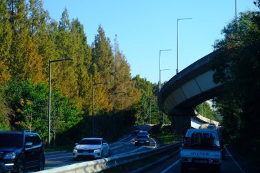 Seul, Güney Kore - 2 Ocak 2026: Akşamları Seul 'de manzara. Trafik ve köprüye bir şehir konsepti gözüyle bakmak.