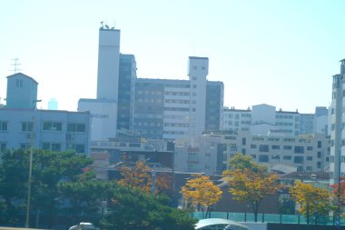 Seul, Güney Kore - 2 Ocak 2026: Akşamları Seul 'de manzara. Trafik ve köprüye bir şehir konsepti gözüyle bakmak.