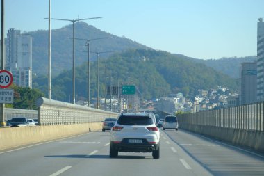 Seul, Güney Kore - 2 Ocak 2026: Akşamları Seul 'de manzara. Trafik ve köprüye bir şehir konsepti gözüyle bakmak.