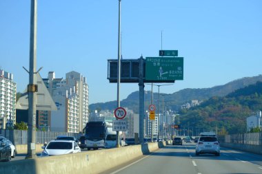 Seul, Güney Kore - 2 Ocak 2026: Akşamları Seul 'de manzara. Trafik ve köprüye bir şehir konsepti gözüyle bakmak.