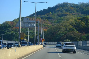 Seul, Güney Kore - 2 Ocak 2026: Akşamları Seul 'de manzara. Trafik ve köprüye bir şehir konsepti gözüyle bakmak.