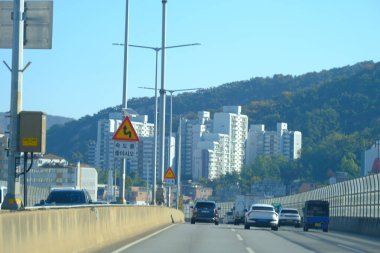 Seul, Güney Kore - 2 Ocak 2026: Akşamları Seul 'de manzara. Trafik ve köprüye bir şehir konsepti gözüyle bakmak.