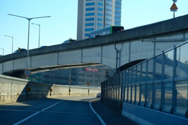 Seul, Güney Kore - 2 Ocak 2026: Akşamları Seul 'de manzara. Trafik ve köprüye bir şehir konsepti gözüyle bakmak.