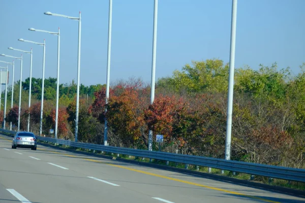 Seul, Güney Kore - 2 Ocak 2026: Akşamları Seul 'de manzara. Trafik ve köprüye bir şehir konsepti gözüyle bakmak.