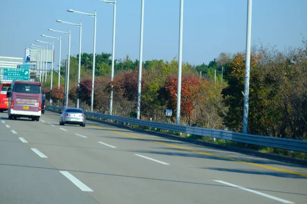 Seul, Güney Kore - 2 Ocak 2026: Akşamları Seul 'de manzara. Trafik ve köprüye bir şehir konsepti gözüyle bakmak.