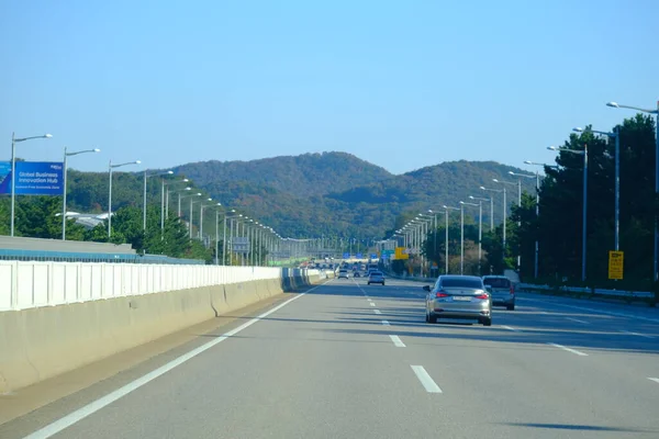 Seul, Güney Kore - 2 Ocak 2026: Akşamları Seul 'de manzara. Trafik ve köprüye bir şehir konsepti gözüyle bakmak.