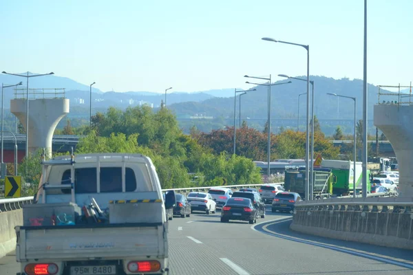 Seul, Güney Kore - 2 Ocak 2026: Akşamları Seul 'de manzara. Trafik ve köprüye bir şehir konsepti gözüyle bakmak.