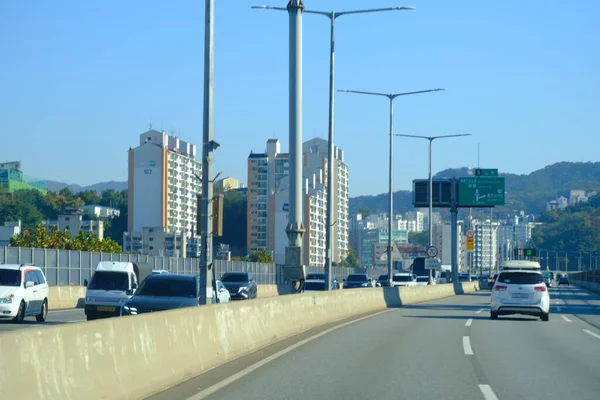 Seul, Güney Kore - 2 Ocak 2026: Akşamları Seul 'de manzara. Trafik ve köprüye bir şehir konsepti gözüyle bakmak.