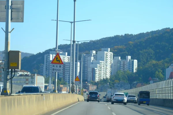 Seul, Güney Kore - 2 Ocak 2026: Akşamları Seul 'de manzara. Trafik ve köprüye bir şehir konsepti gözüyle bakmak.