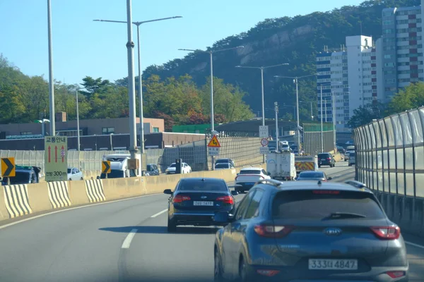 Seul, Güney Kore - 2 Ocak 2026: Akşamları Seul 'de manzara. Trafik ve köprüye bir şehir konsepti gözüyle bakmak.