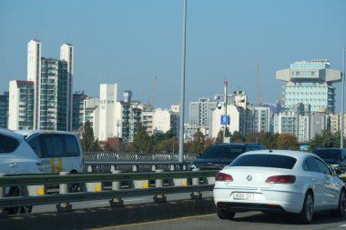 Seul, Güney Kore - 2 Ocak 2026: Seul 'de sonbahar sezonu manzarası. Trafik ve bina manzarası şehir konsepti olarak gökyüzü.