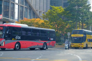 Seul, Güney Kore - 2 Ocak 2026: Akşamları Seul 'de manzara. Trafik ve köprüye bir şehir konsepti gözüyle bakmak.