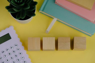 Yazı alanı kavramının şablonu olmayan pembe tahta blok. iş konsepti, yeşil ve sarı arkaplan