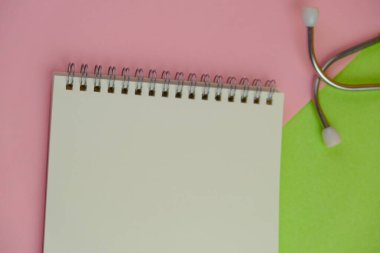 Yazı alanı kavramının şablonu olmayan şablonu ve ofis araçları olan boş bir kağıt. iş konsepti, pembe yeşil arka plan